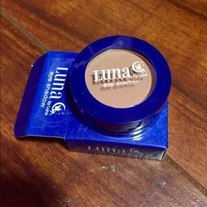 Luna eye shadow